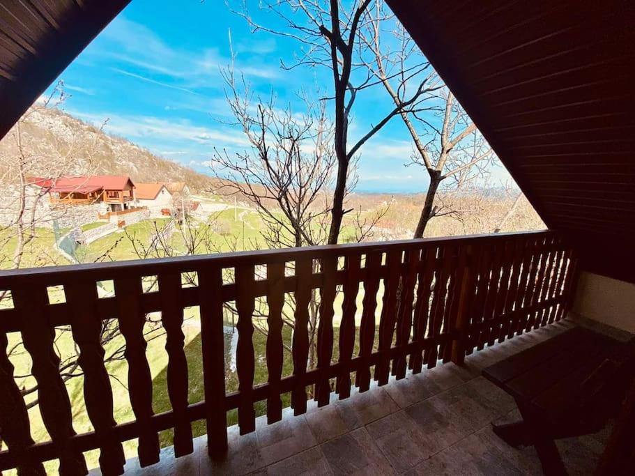 Mountain Village House Цетине Екстериор снимка