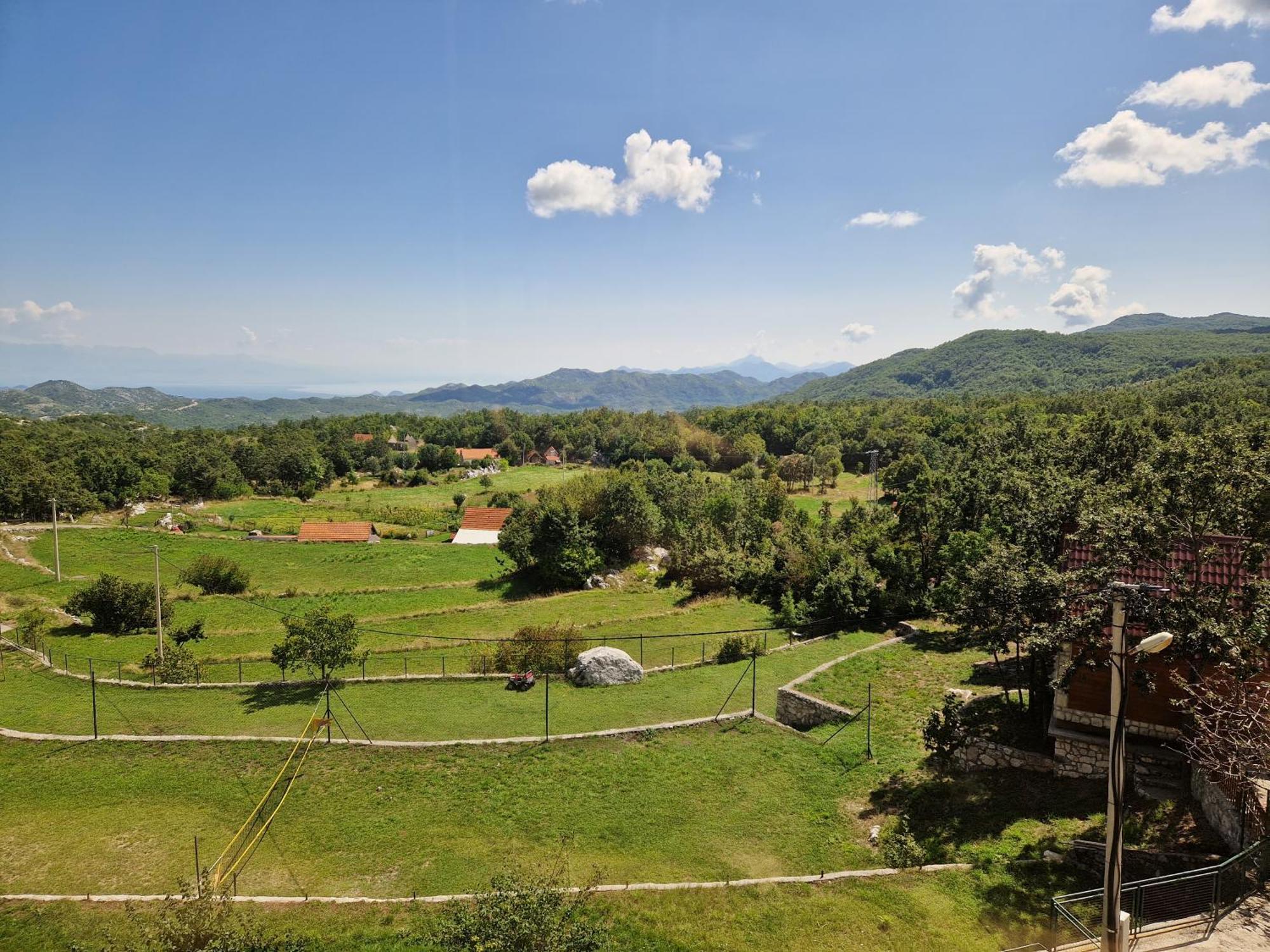 Mountain Village House Цетине Екстериор снимка
